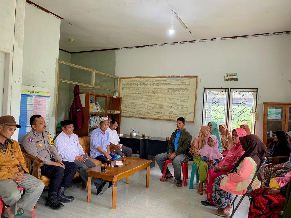 BEDEL DESA GUNUNG SUKU BERSERTA APARATUR DESA DI KANTOR MENGADAKAN RAPAT PADA MASYARAKAT GUNUNG SUKU